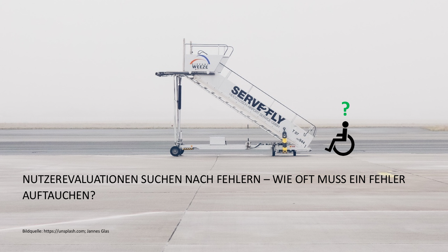 Fragetext auf Bild: Nutzerevaluation suchen nach fehlern-wie oft muss ein fehler auftauchen? Auf dem Foto ist eine Flugzeugeinstiegtreppe für das besteigen eines Flugzeugs abgebildet. Daneben steht ein Rollstuhlfahren mit einem grossen Fragezeichen über dem Kopf.